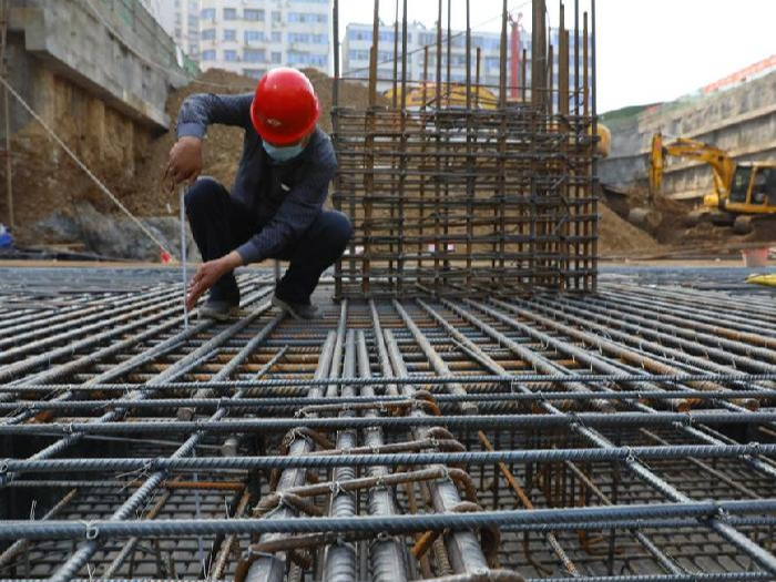 人民日报今日谈：坚守平凡岗位 成就不凡人生