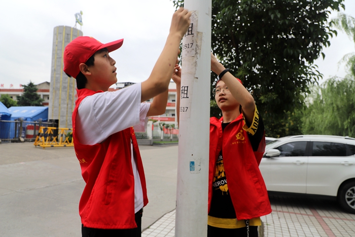 麻家渡九年制學(xué)校志愿者上街清除“牛皮癬”