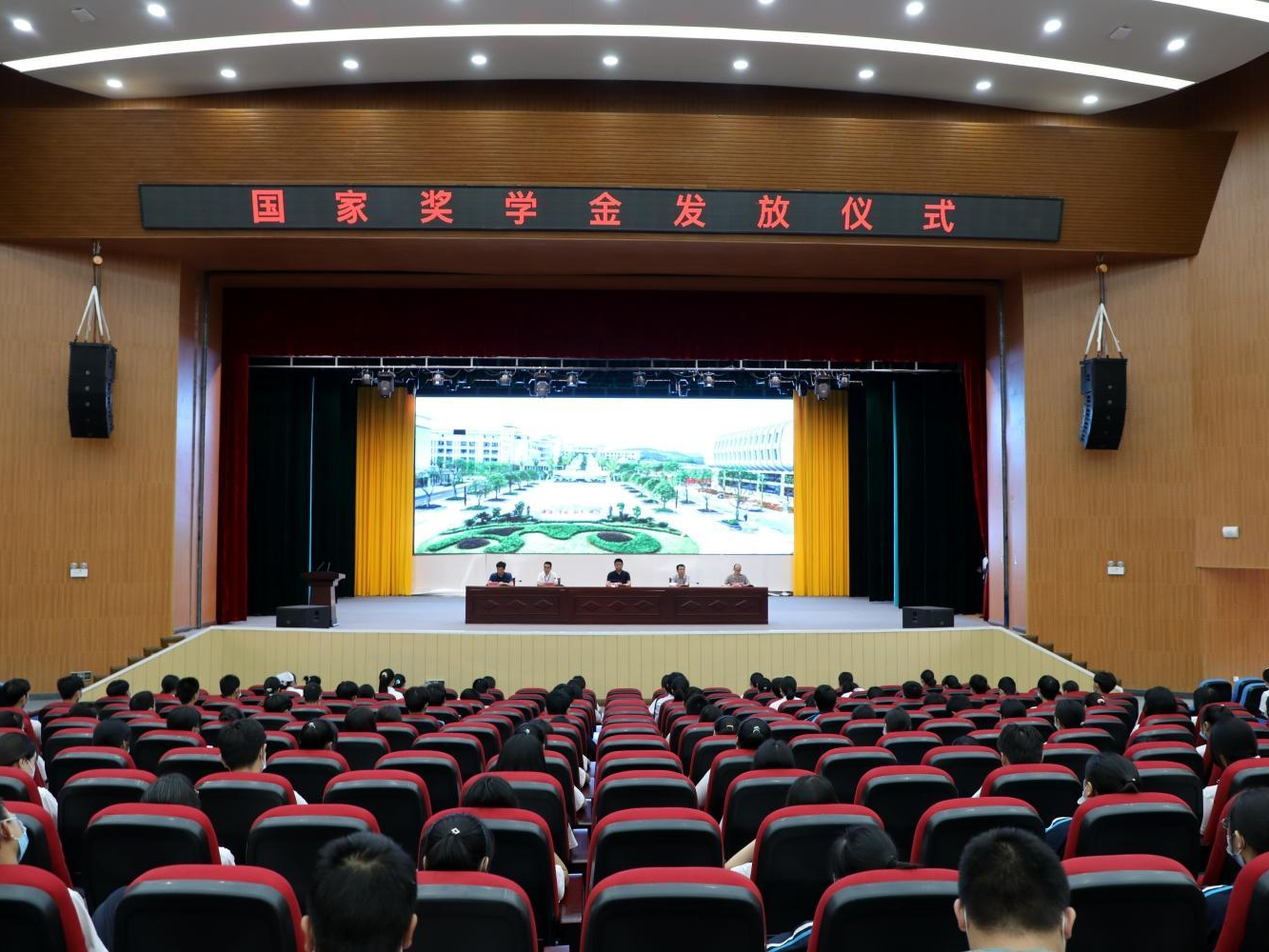 竹山縣兩名中職學(xué)生獲國(guó)家獎(jiǎng)學(xué)金