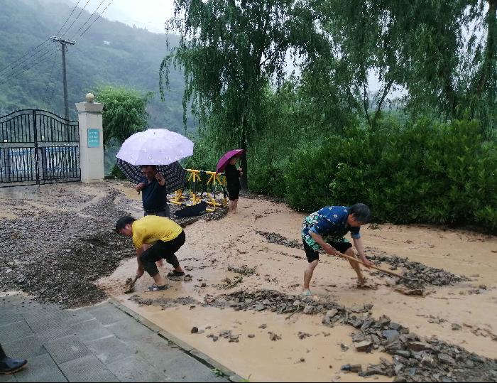 ?柳林突降暴雨疾  學(xué)校老師排解快