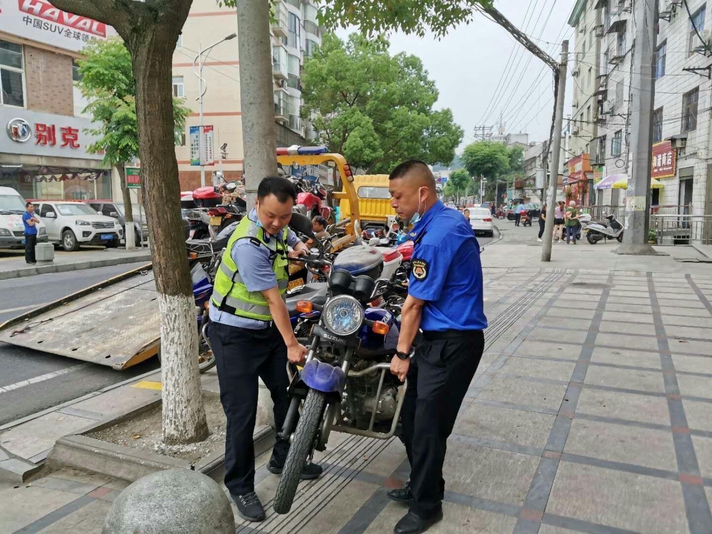 縣城管執(zhí)法局疏堵結(jié)合治理車輛停放亂象