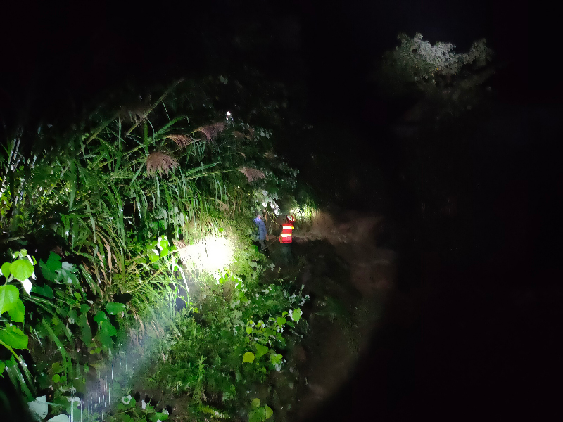 一家三口山洪围困  消防紧急救援
