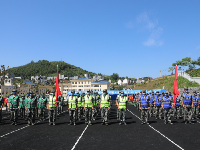 省军区来我县检查验收民兵整组工作