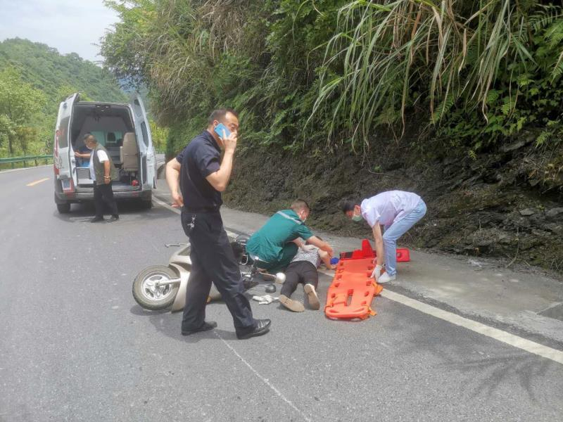 女子昏迷路边 民警及时救助
