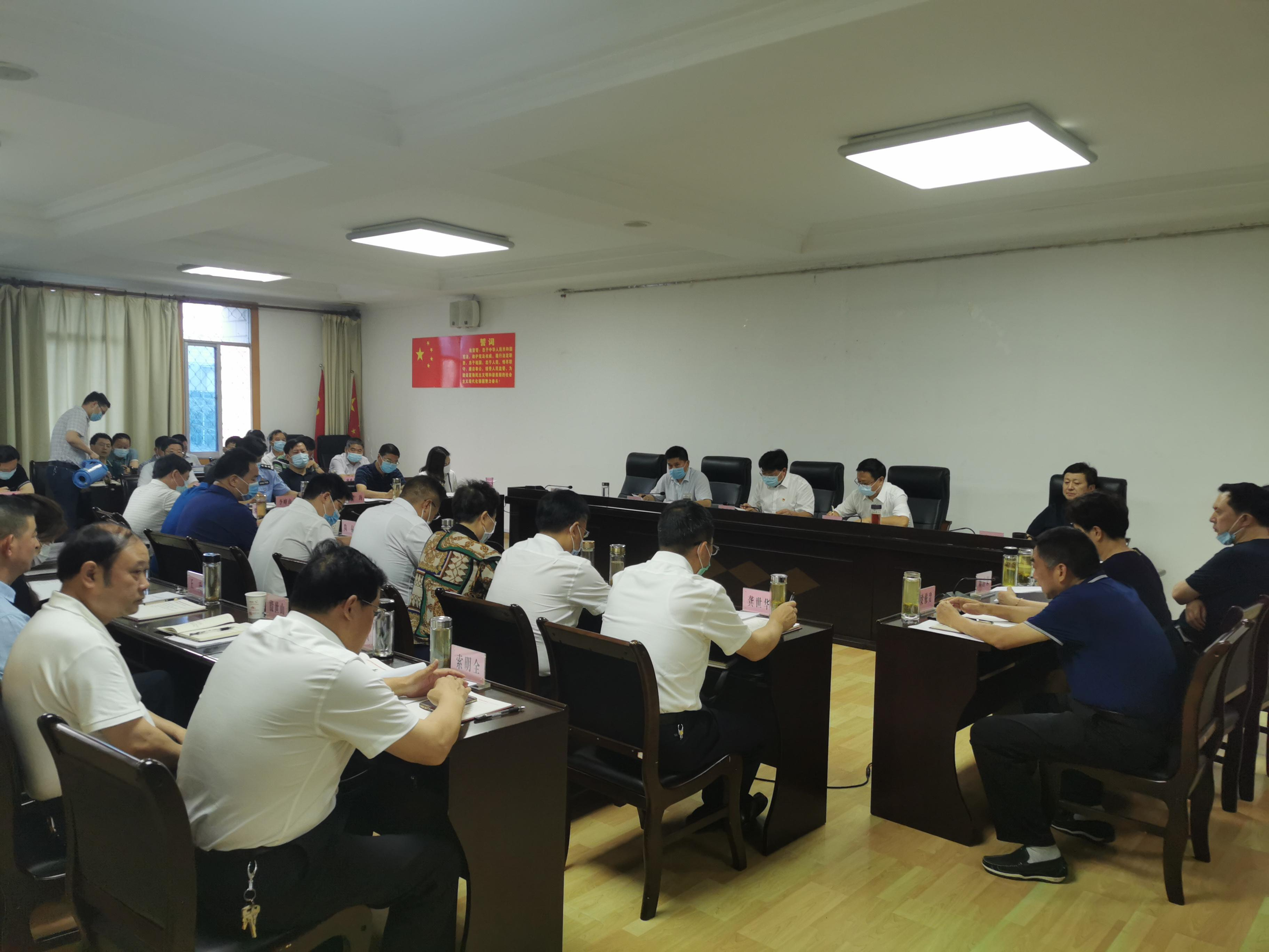 县委理论学习中心组开展集中学习
