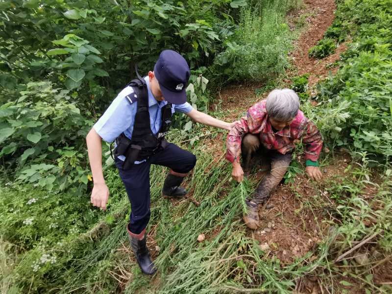 老人走失山坡遇困 民警冒雨爬山救援