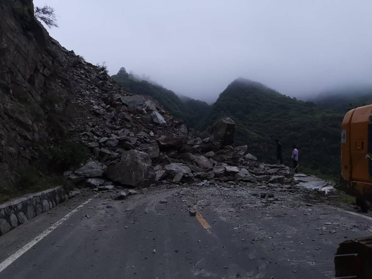紧急情况：十竹路柯家坡路段大面积垮塌