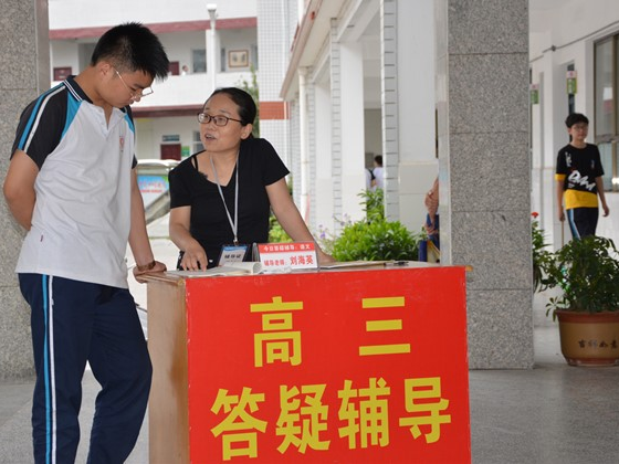 竹山二中：老師走廊“坐診”陪伴學(xué)生圓夢(mèng)