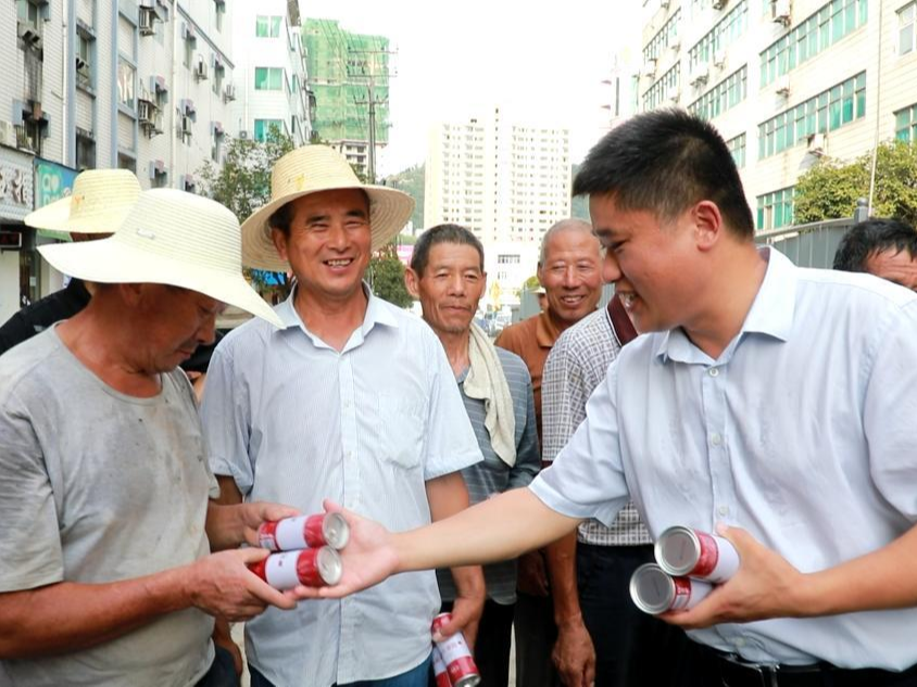 马兰起为一线劳动者送清凉
