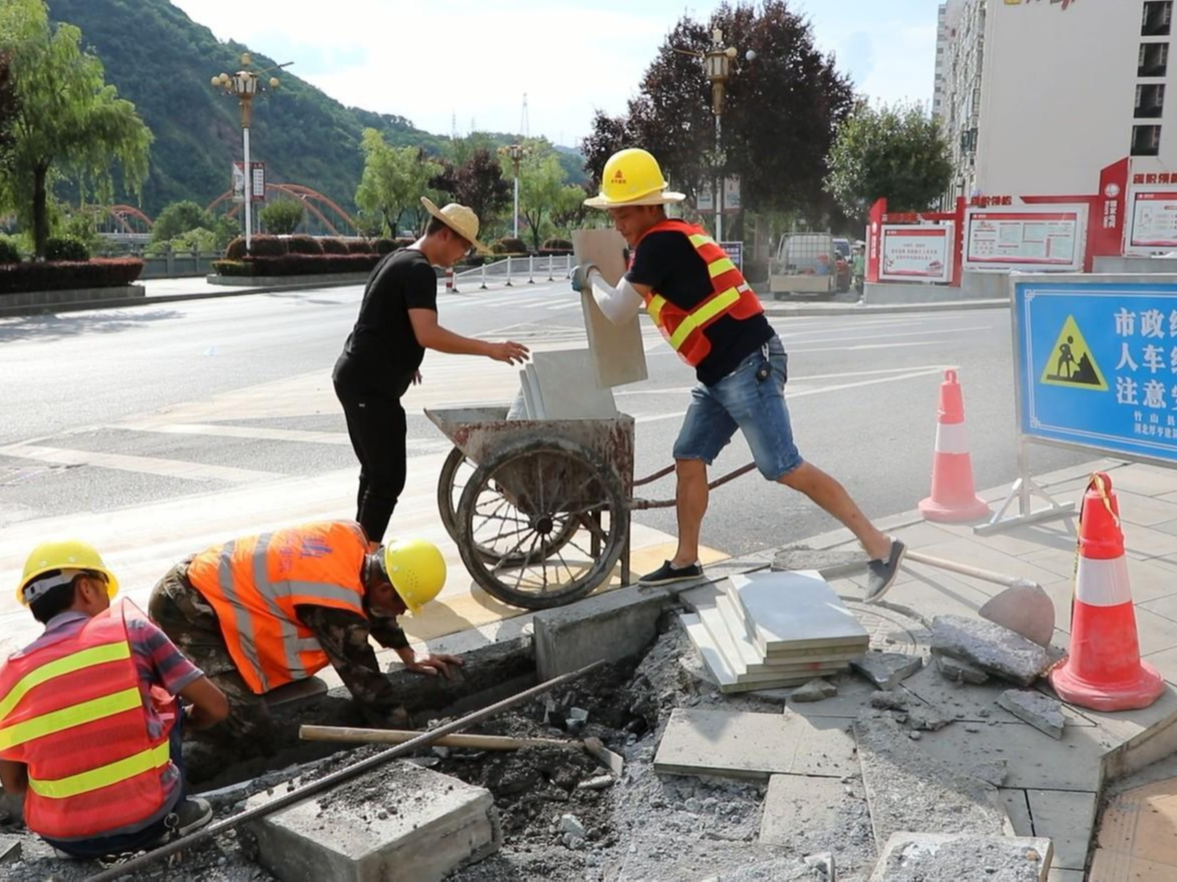 加快修复汛后受损道路和绿化设施