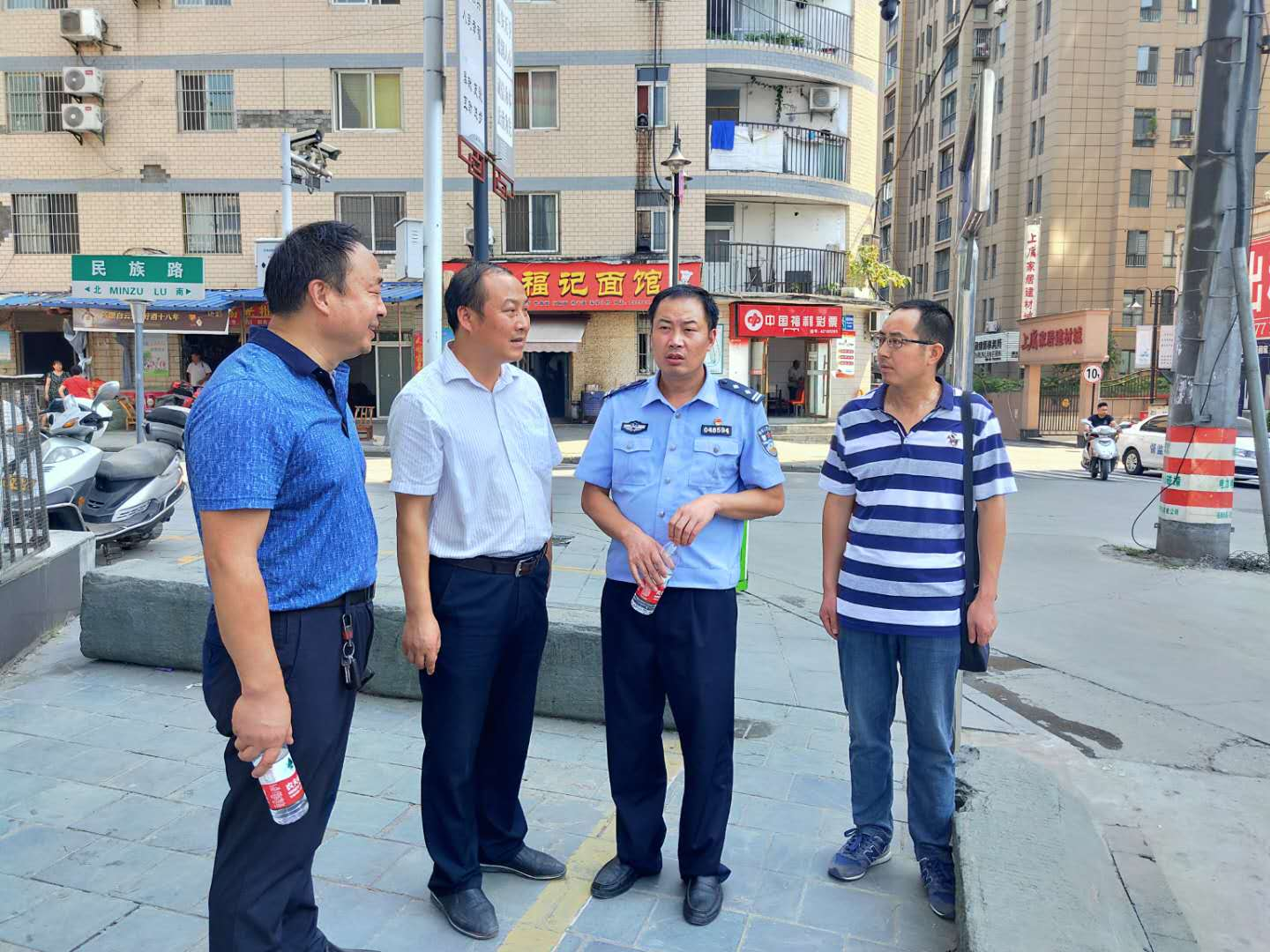 县领导检查“路长制”落实情况