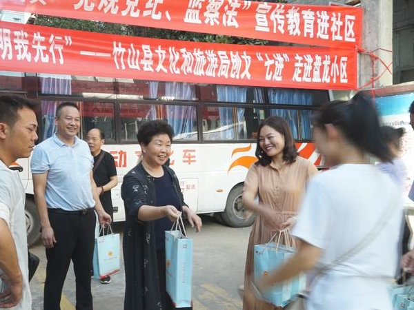 县领导为文艺工作者送清凉