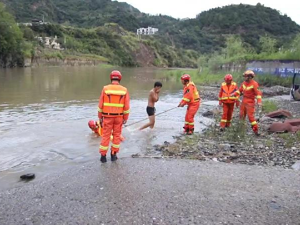 小伙被困河中  消防紧急救援