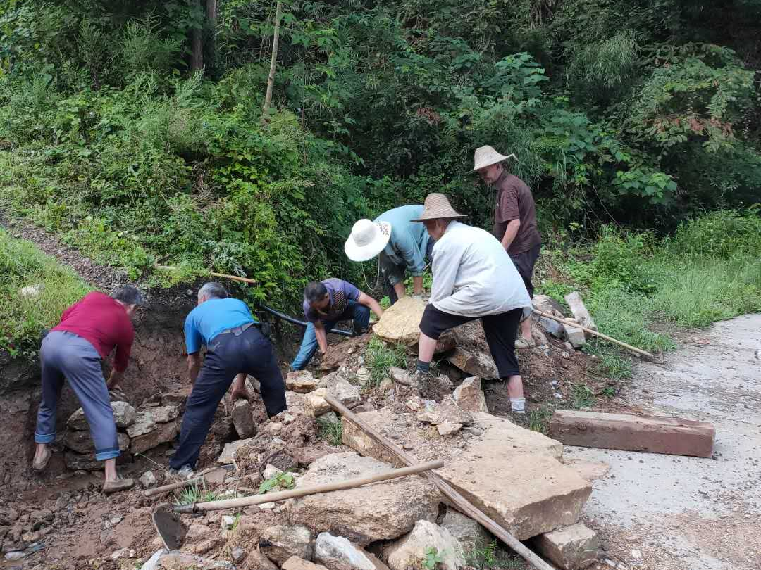 官渡鎮(zhèn)組織公崗人員清理路面