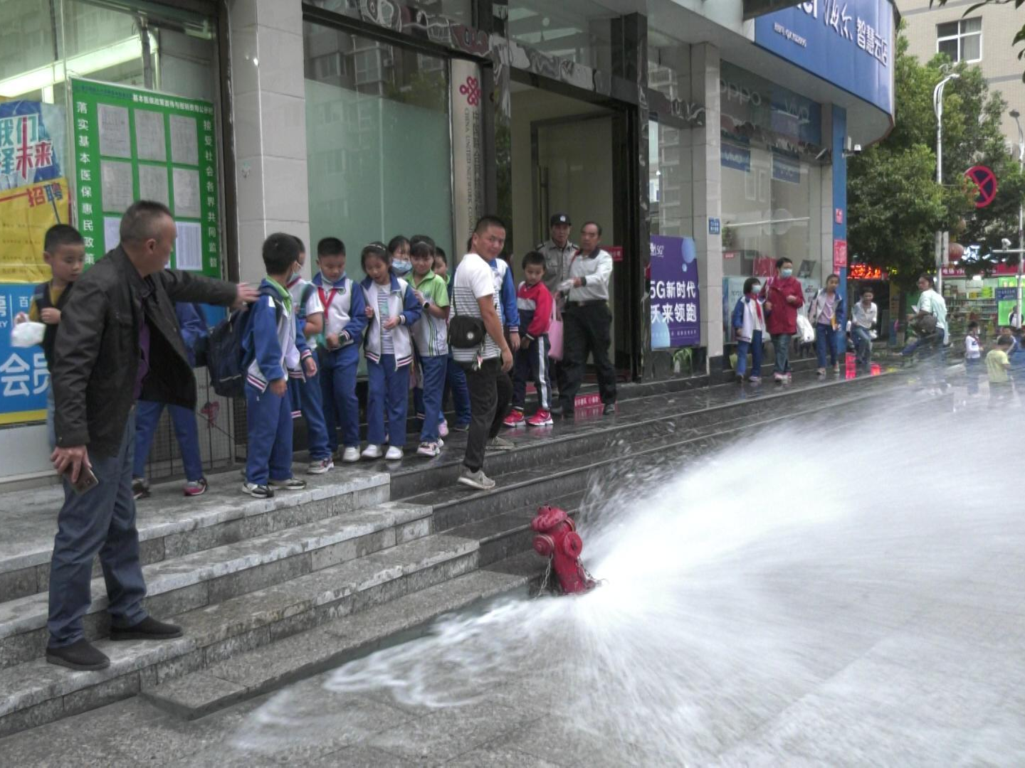 竹山街头突现“喷泉”