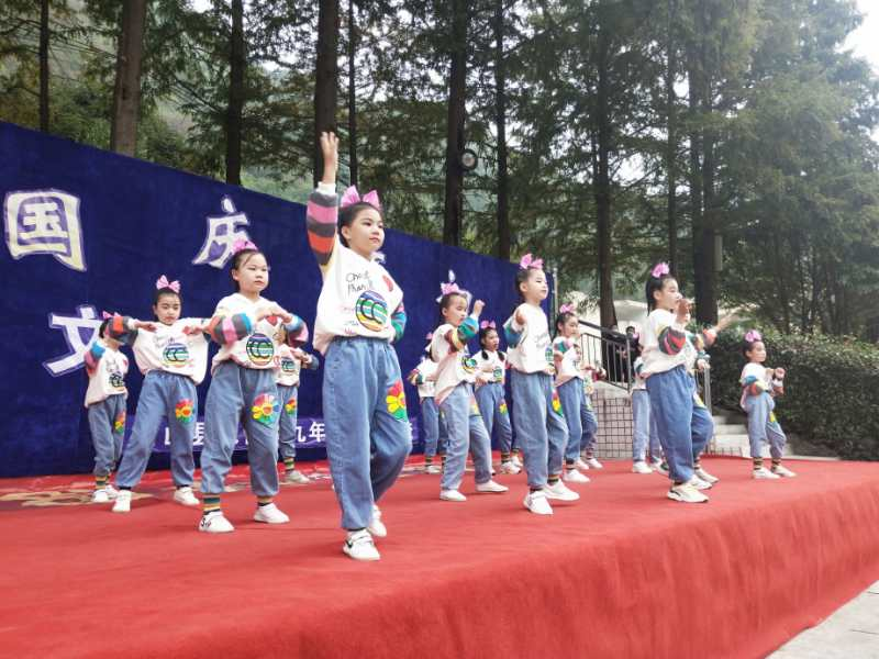 雙臺鄉(xiāng)中心學(xué)校舉行“慶國慶頌祖國”文藝匯演