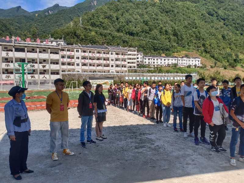 柳林学校错峰入校离校保安全