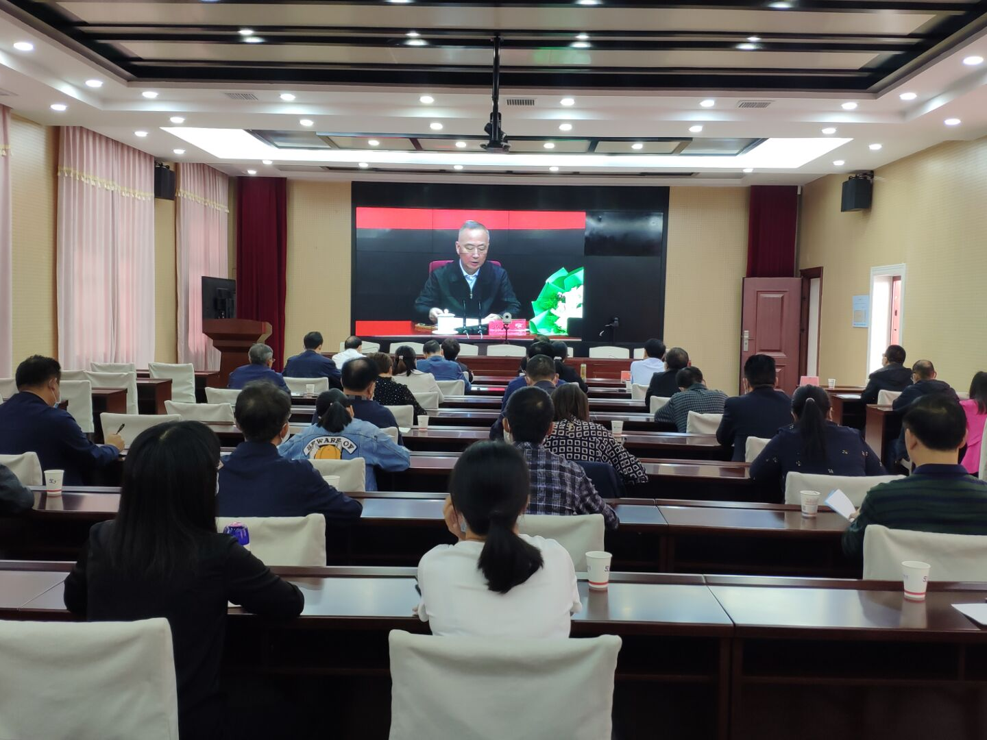 我县收看全国政协重大专项工作委员宣讲团湖北宣讲报告会