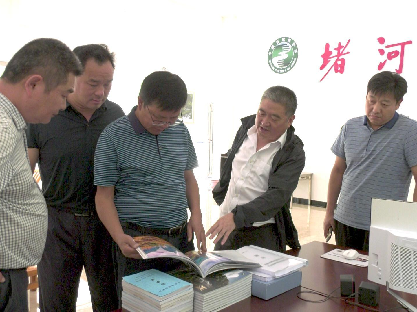 省林业局来我县调研洪大路改扩建工程