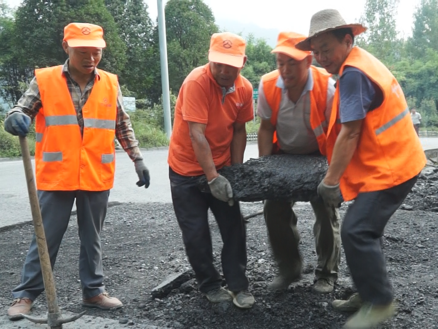 加大路容路貌整治 全面提升公路颜值