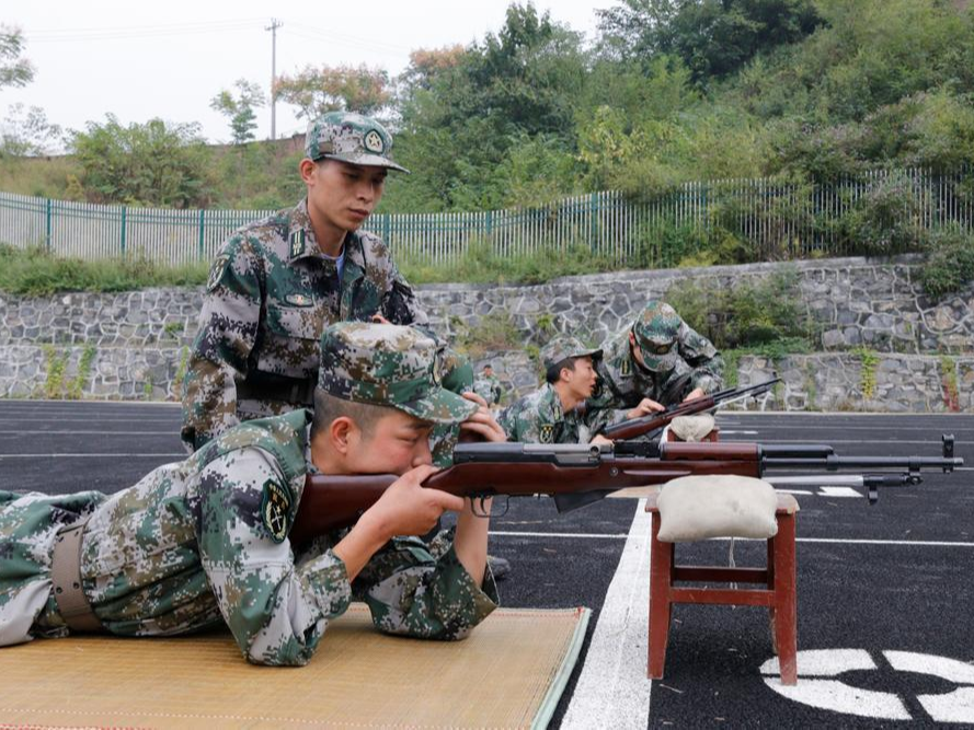 县人武部组织民兵开展实弹打靶训练