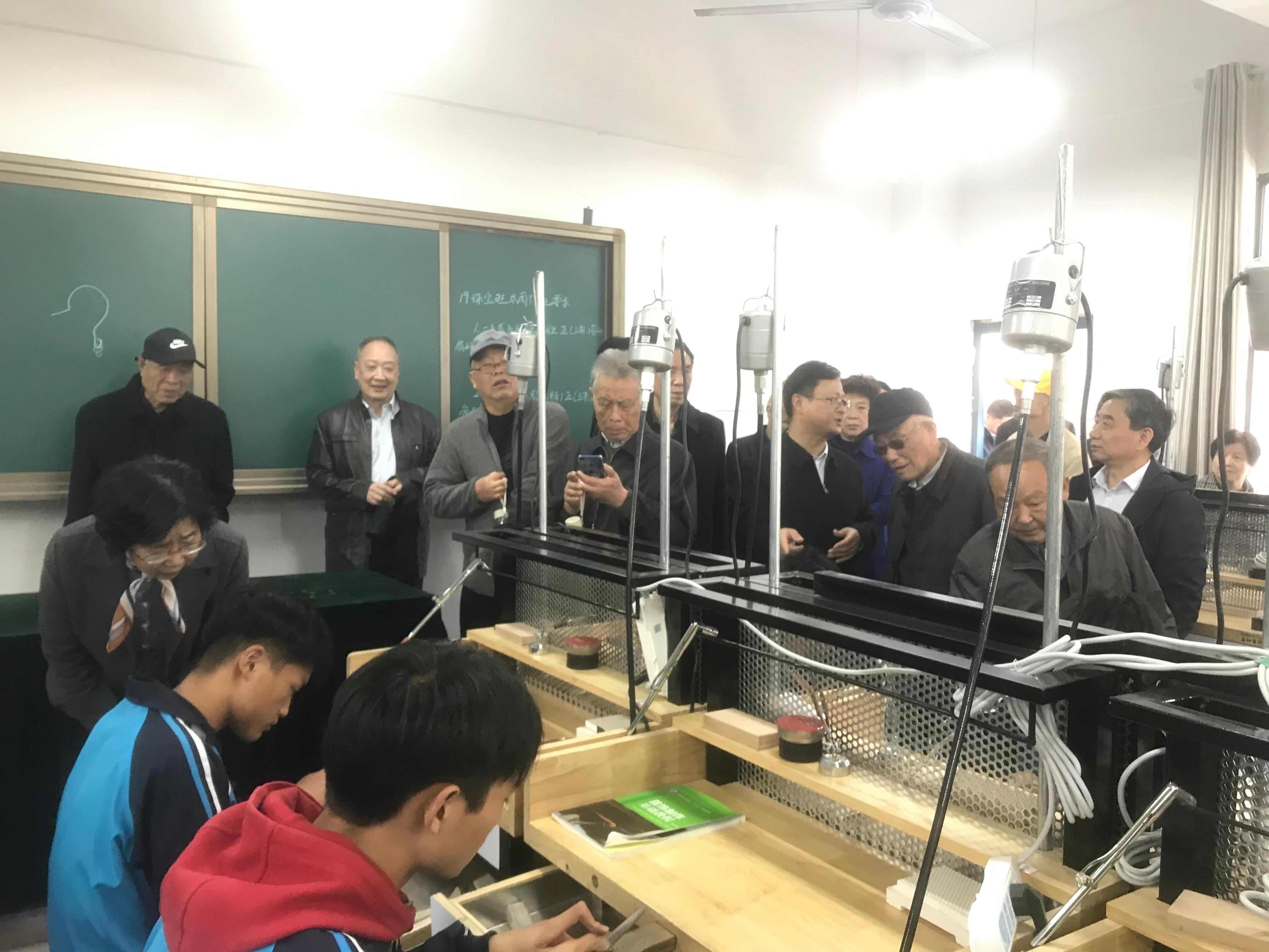 市人大离退休老干部来我县考察