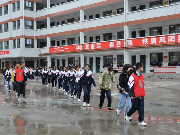 竹山二中“小马甲”引领大文明