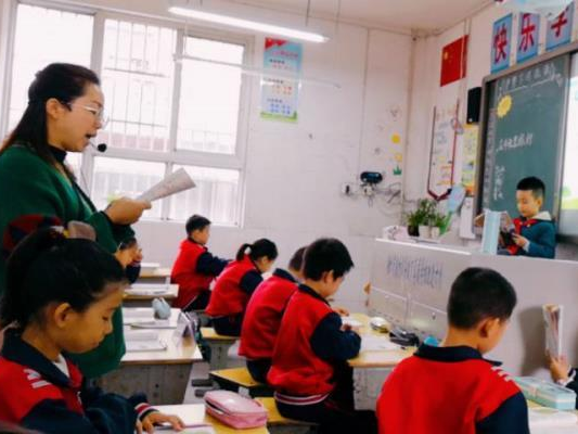 县实验小学“课内比教学”火热进行