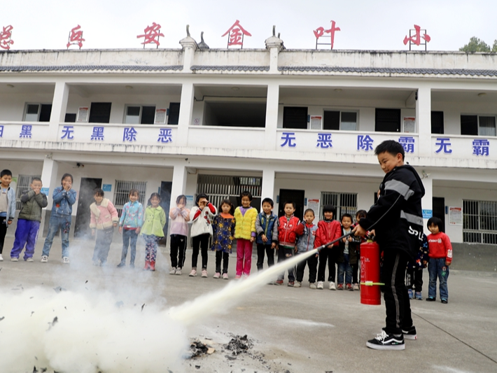 麻家渡鎮(zhèn)總兵安小學(xué)師生零距離體驗(yàn)消防