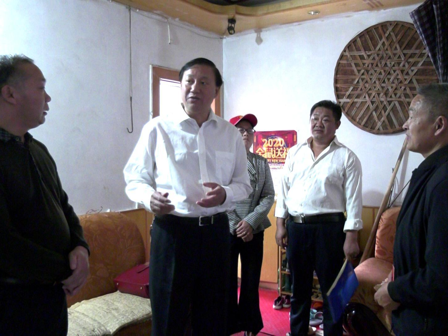 唐泽斌看望慰问烈士遗属