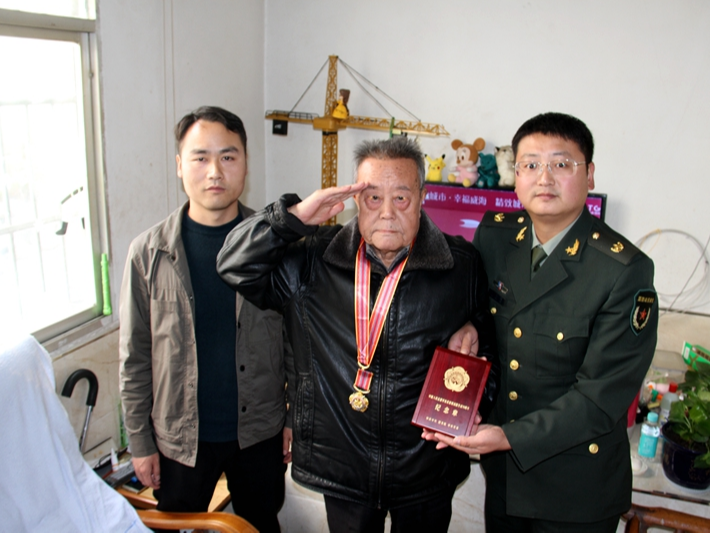 八旬老人喜获纪念章  回忆往事记忆犹新