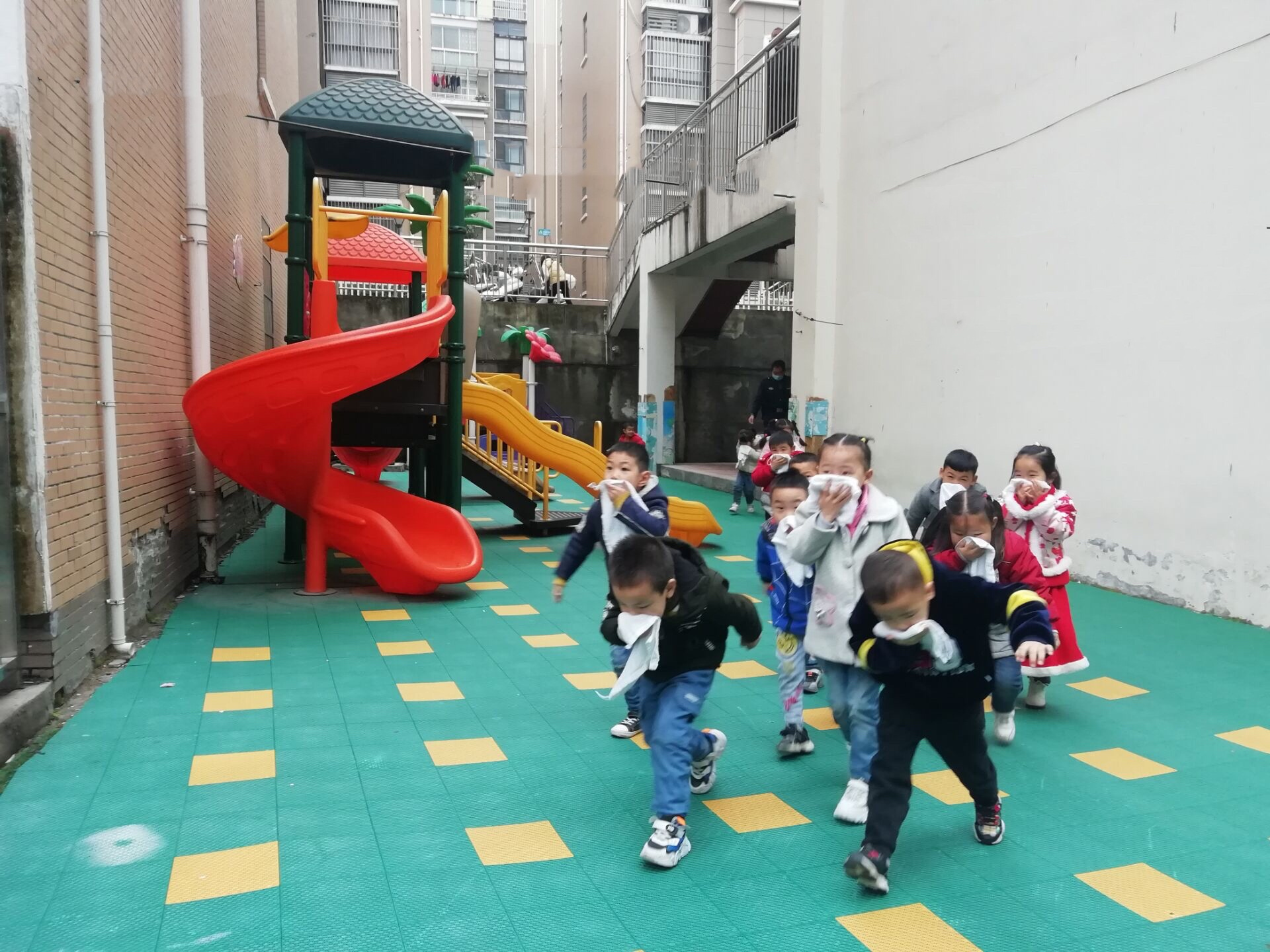 城關(guān)鎮(zhèn)中心幼兒園舉行消防演練