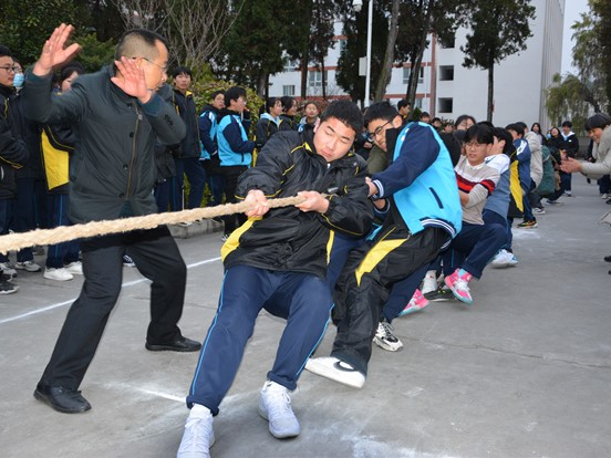 竹山二中举行拔河比赛点燃冬天里的“一把火”