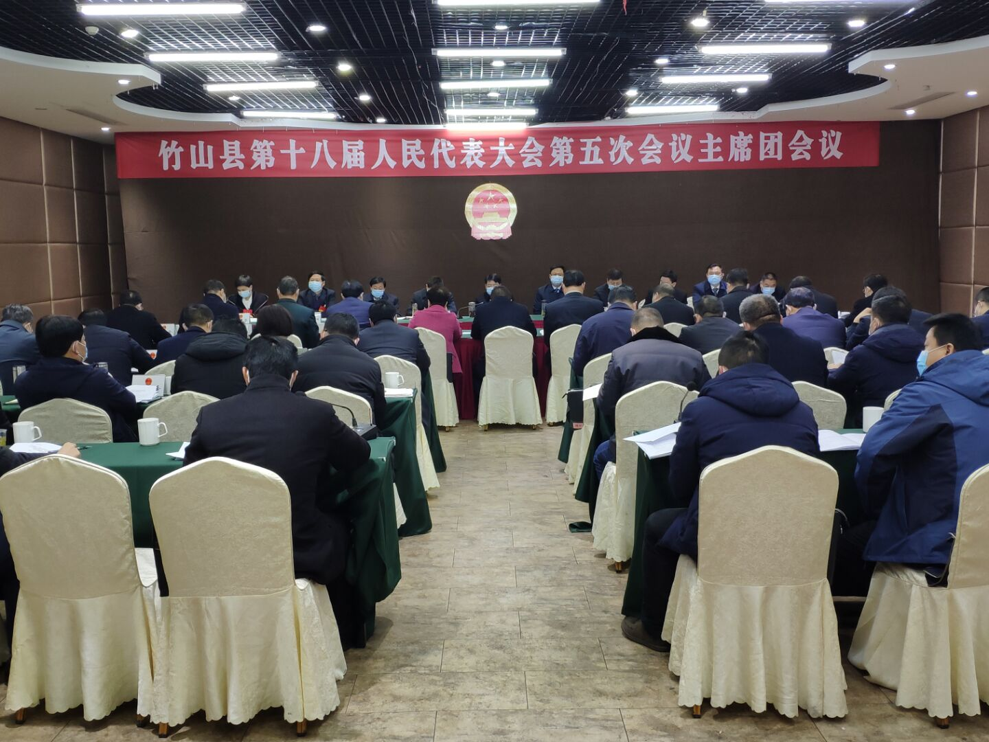 县十八届人大五次会议主席团第二次会议召开 