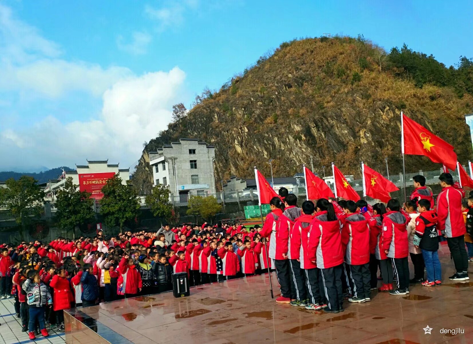 深河鄉(xiāng)九年一貫制學(xué)校舉行少先隊(duì)授旗授臂章儀式