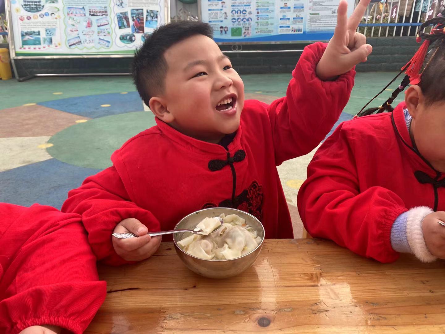 东川十星幼儿园欢歌载舞庆元旦