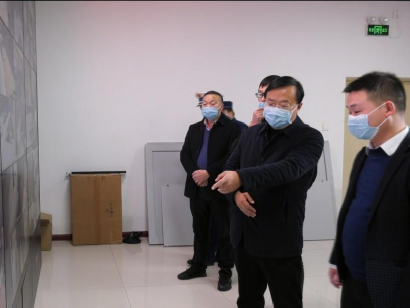 县领导检查节前安全工作