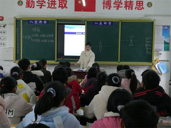 得胜中学开展常态化听评课活动