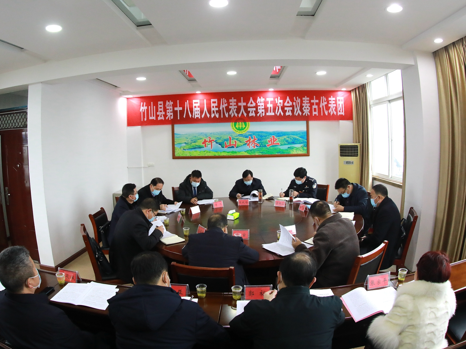 周乾隆参加秦古代表团讨论