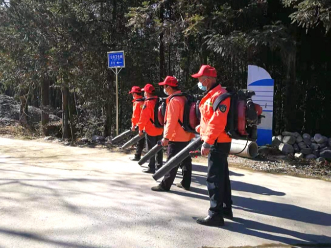  九华山林场志愿者清理防火通道保安全