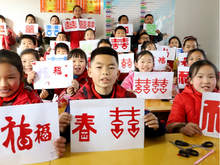 麻家渡镇柿树坪小学：巧手迎新春 剪纸送祝福