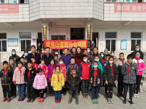 得胜镇复兴小学80名贫困生获爱心资助