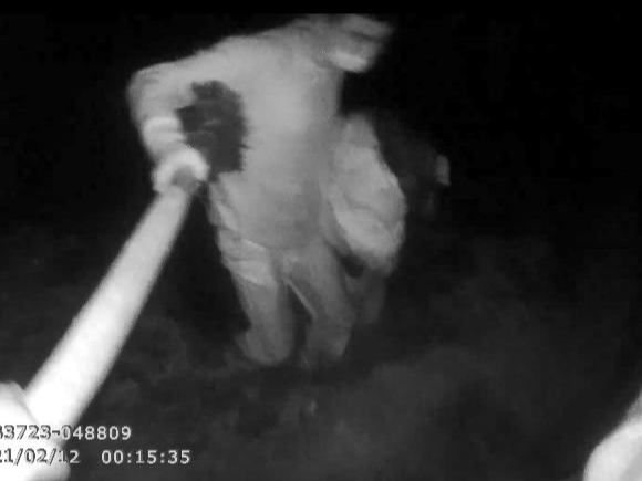 女子欲跳河轻生，民警英勇下水施救
