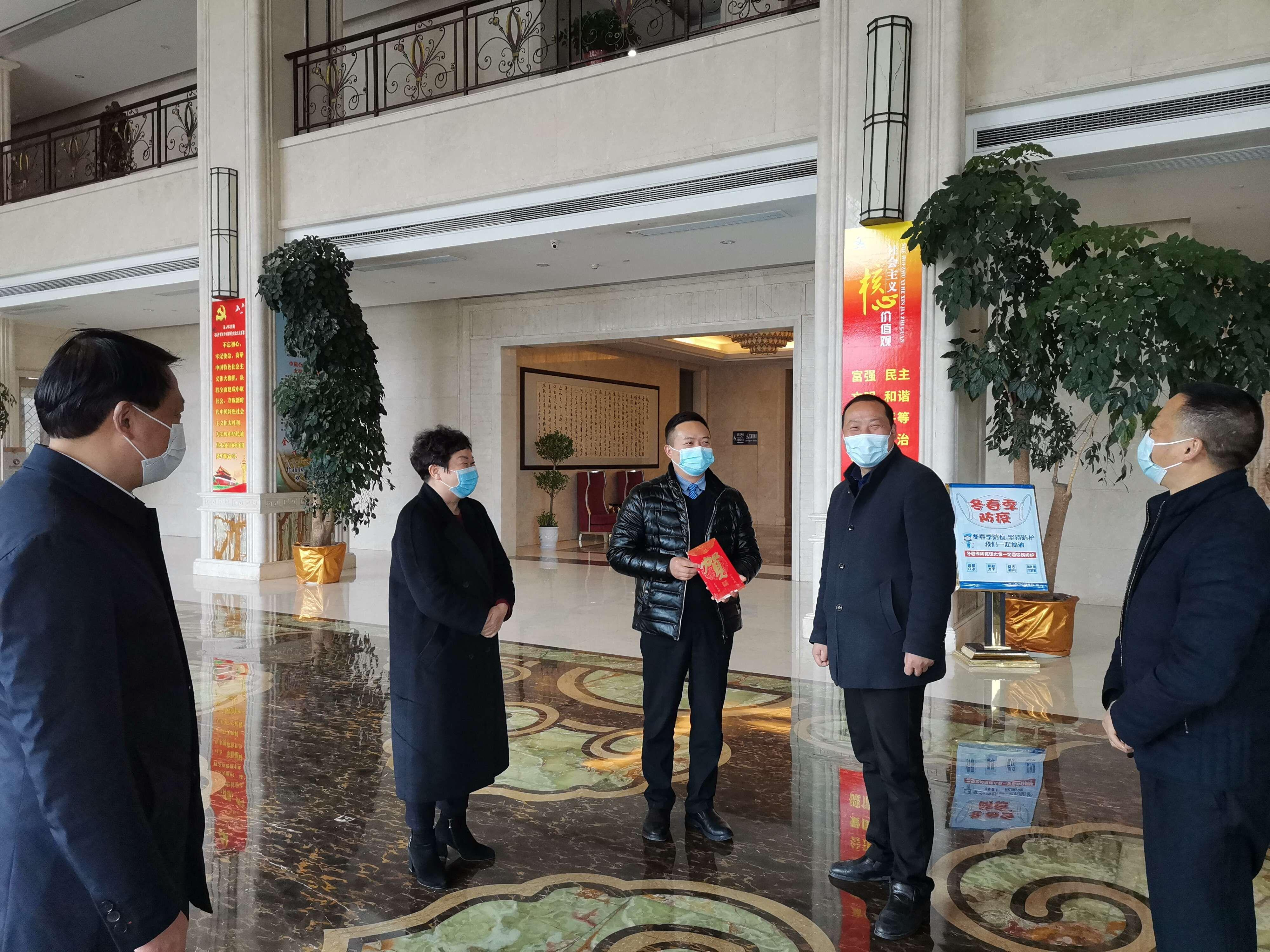 县领导走访慰问商贸企业