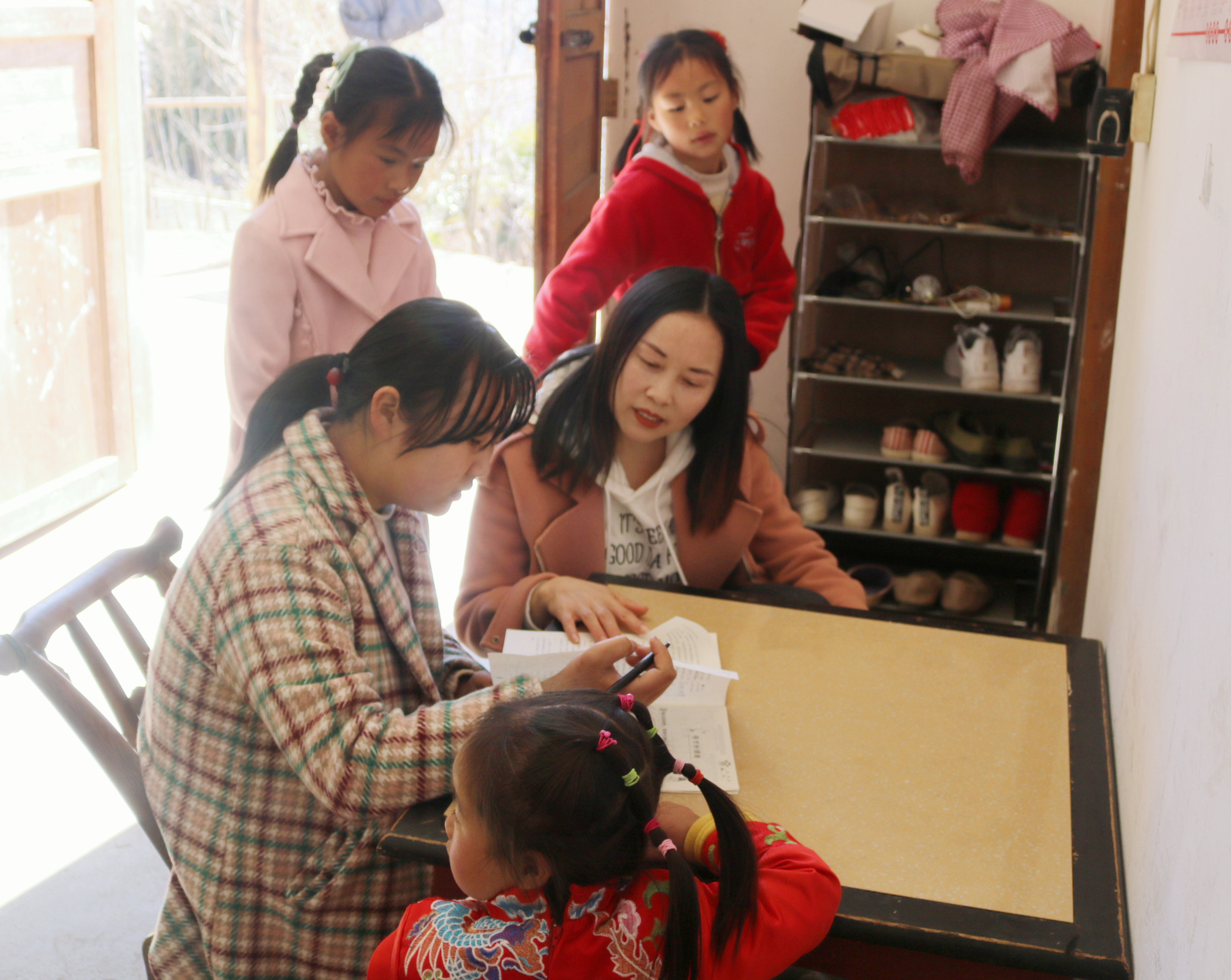 柳林乡中心学校志愿陪留守儿童过年