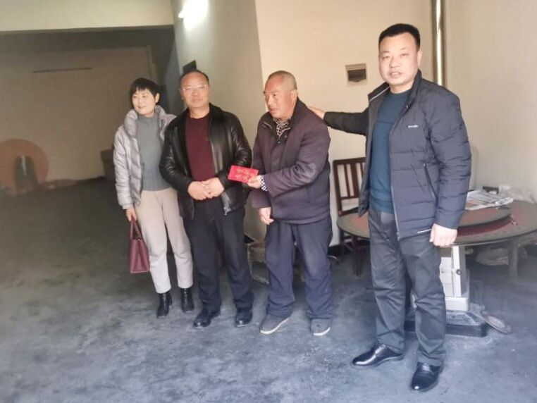 得胜镇中心学校情系患病教师