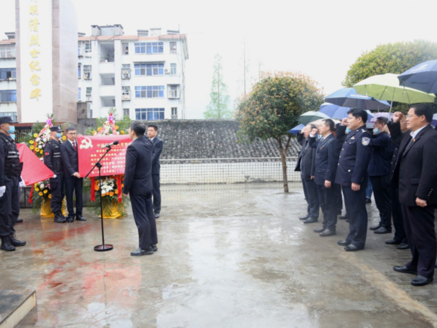 我縣政法干警祭掃許明清烈士陵園 