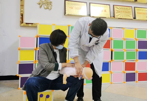 县实验幼儿园开展教师急救知识培训