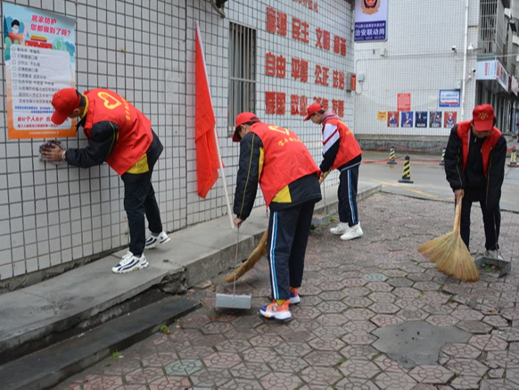 竹山二中：学习雷锋精神 争做文明高中生