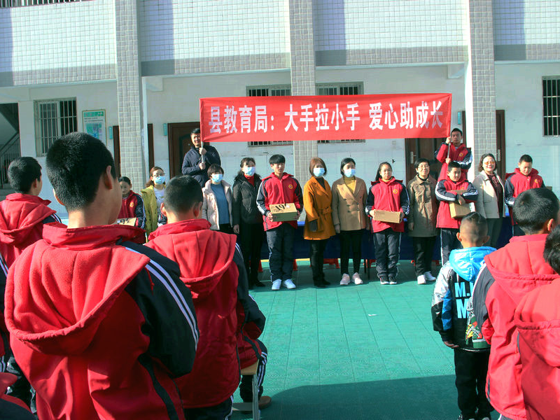 30名志愿者与特校学生手拉手
